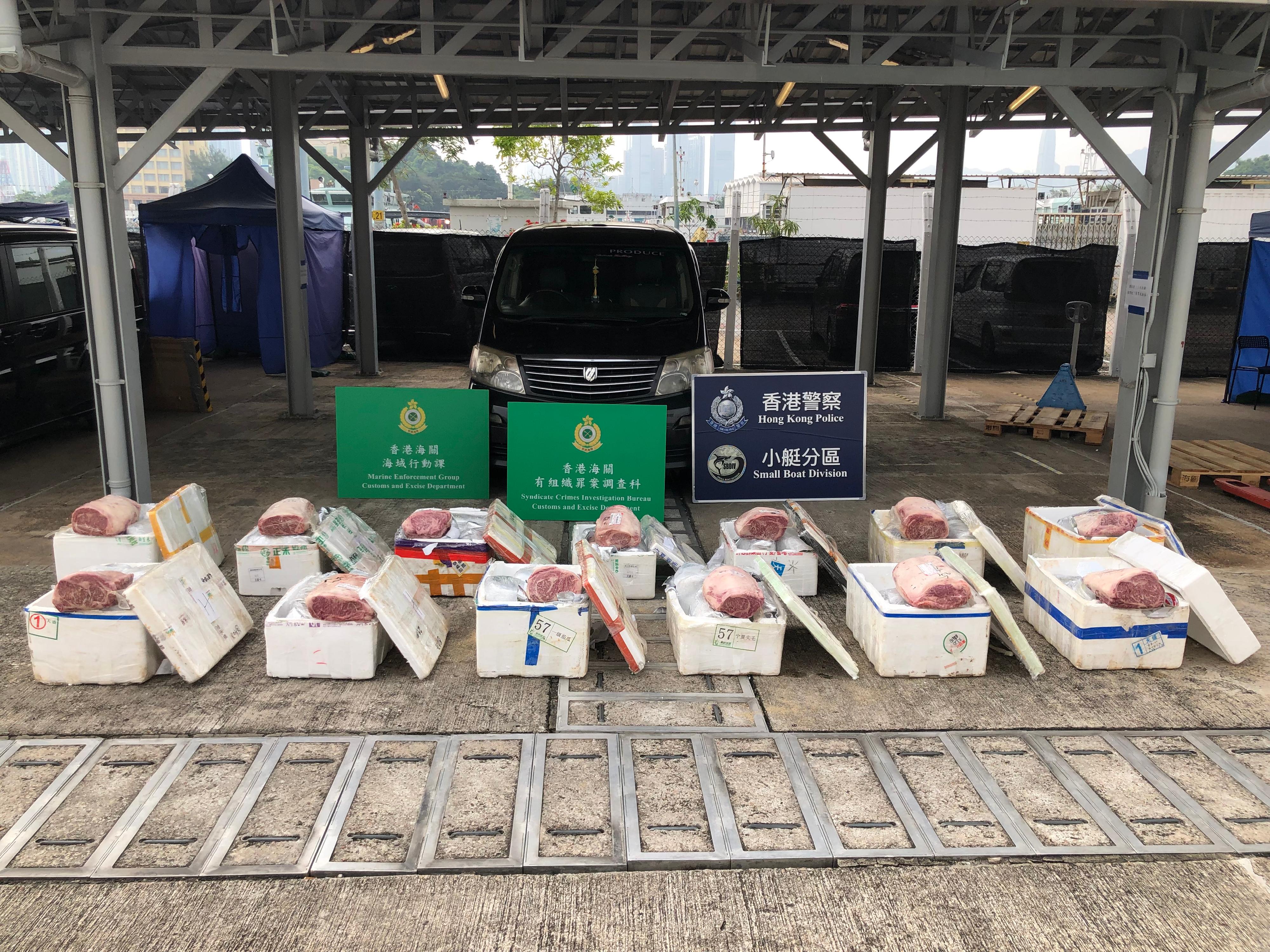 香港海關和水警昨日（九月十日）進行聯合行動，在西貢偵破一宗涉嫌利用快艇走私的案件，檢獲約四百公斤懷疑走私高價冷凍和牛牛肉，估計市值約二百萬元。