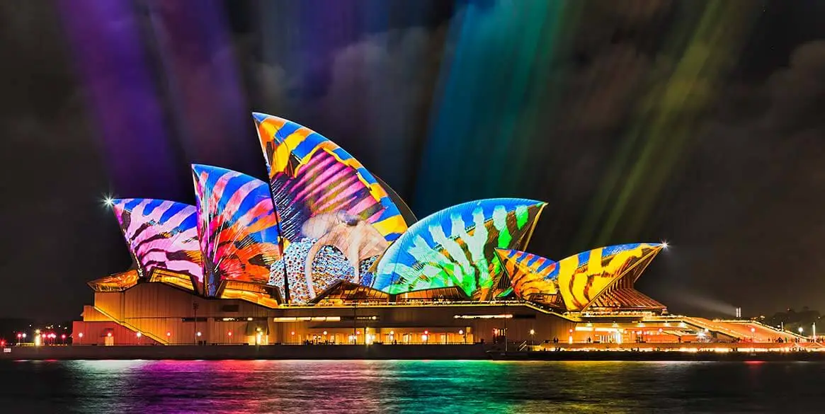 澳洲雪梨舉辦光影浪潮活動，慶祝香港特區成立二十五周年