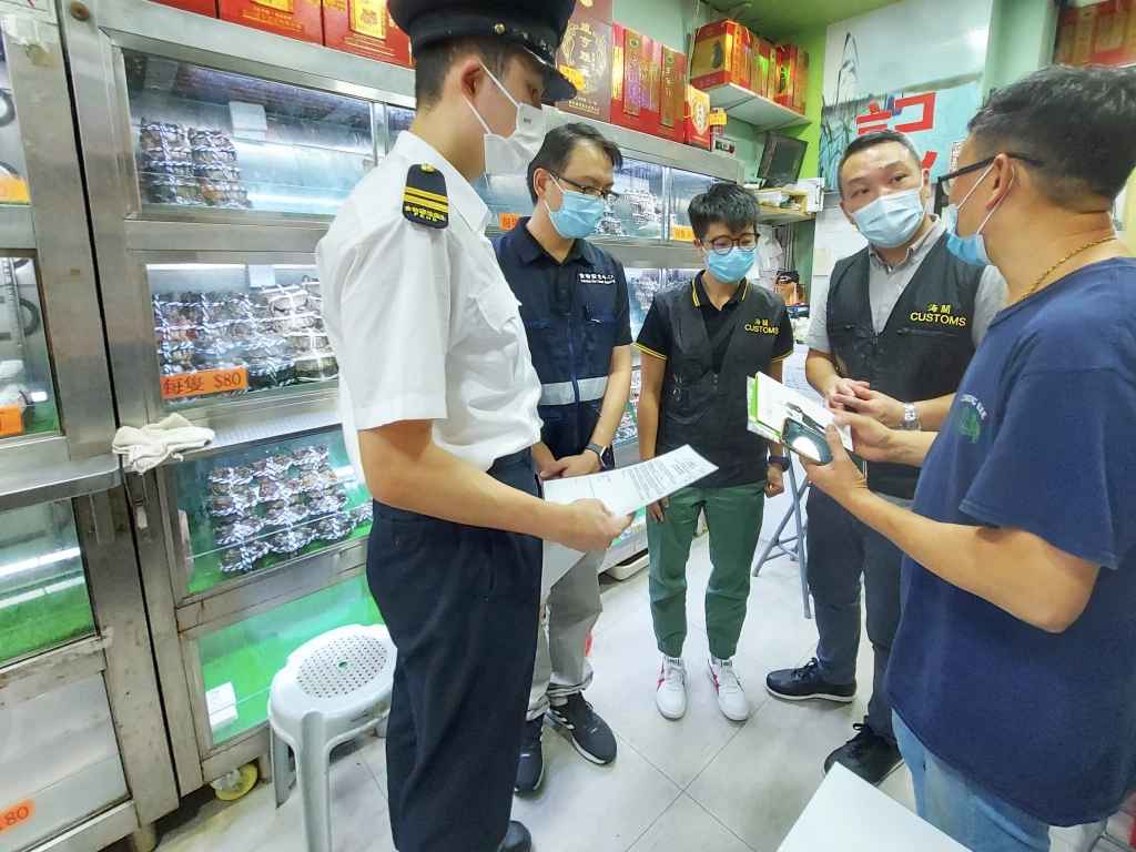 搜查違法販售的大閘蟹！​香港海關與食環署就聯合執法