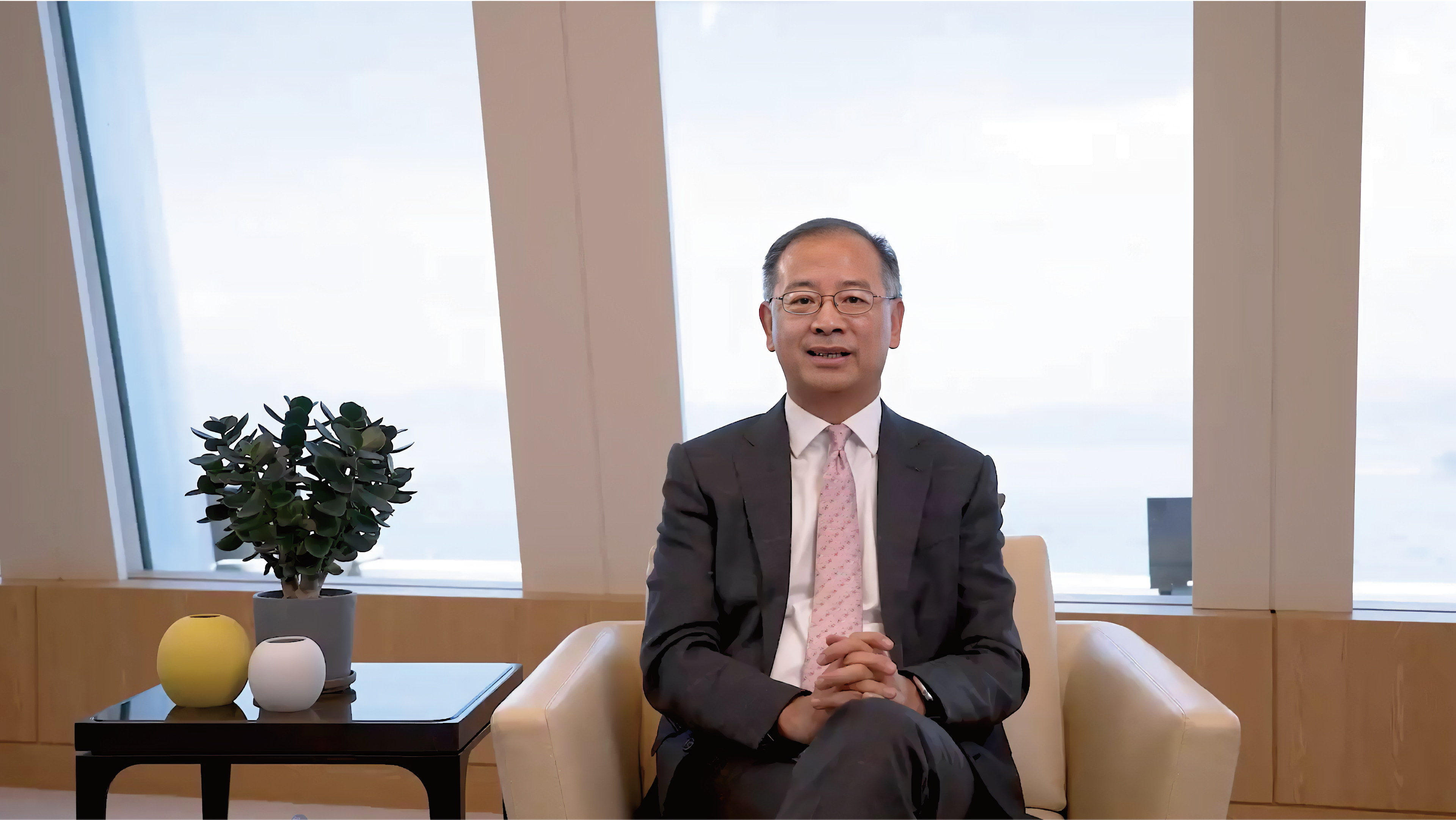香港金融管理局總裁兼財資市場公會議會榮譽會長余偉文在香港舉行的2022財資市場高峰會上透過視像形式致歡迎詞及發表主題演講。