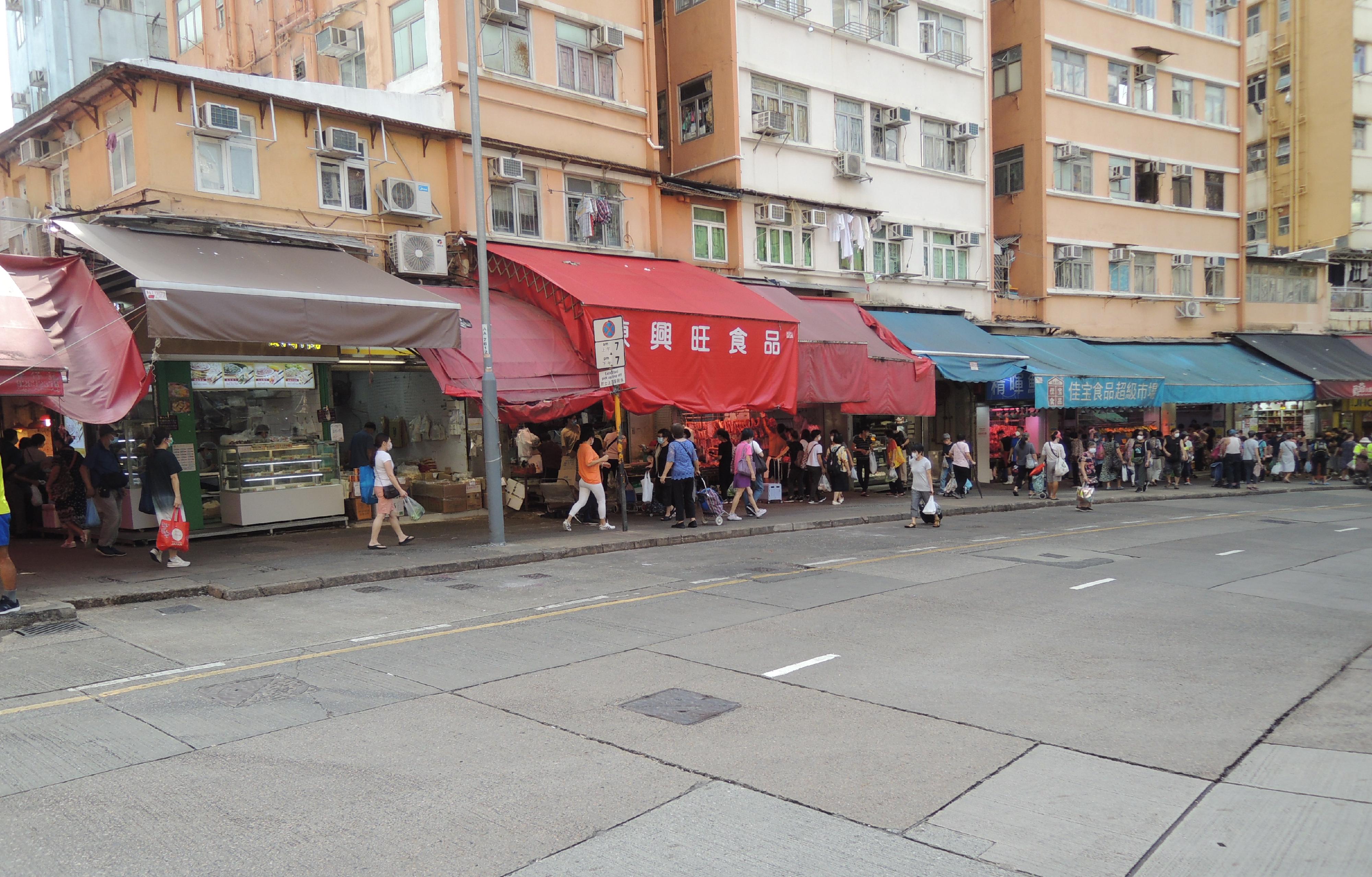 食物環境衞生署（食環署）發言人今日（十月六日）表示，食環署與香港警務處自十月三日起在多區展開連串嚴厲執法行動打擊非法店鋪阻街活動。圖示觀塘部分地點於昨日（十月五日）行動後的情況。