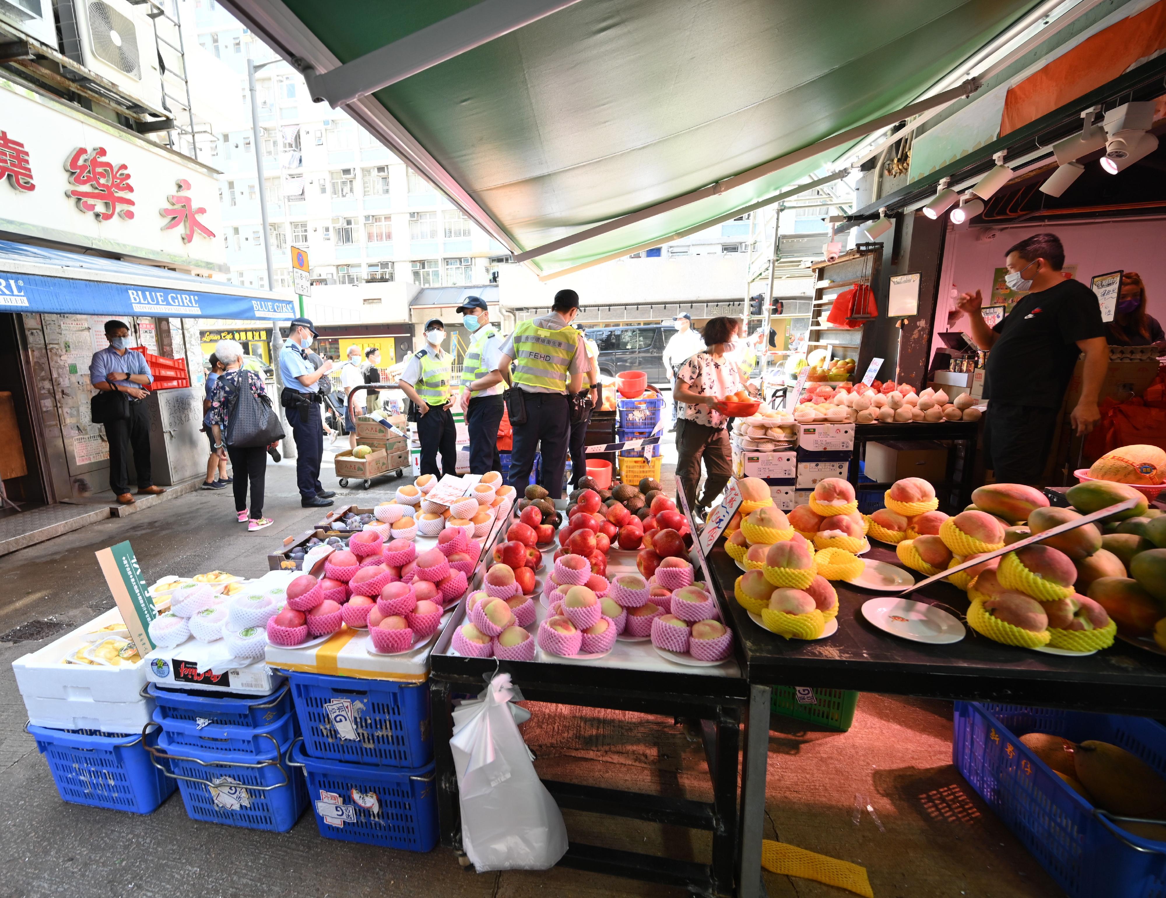 食物環境衞生署與香港警務處自十月三日起先後於各區展開連串嚴厲執法行動打擊非法店鋪阻街活動。圖示葵青區一條街道於今日（十月九日）聯合行動前的情況。 